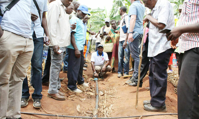 Farmers get irrigation tips Farmers get irrigation tips