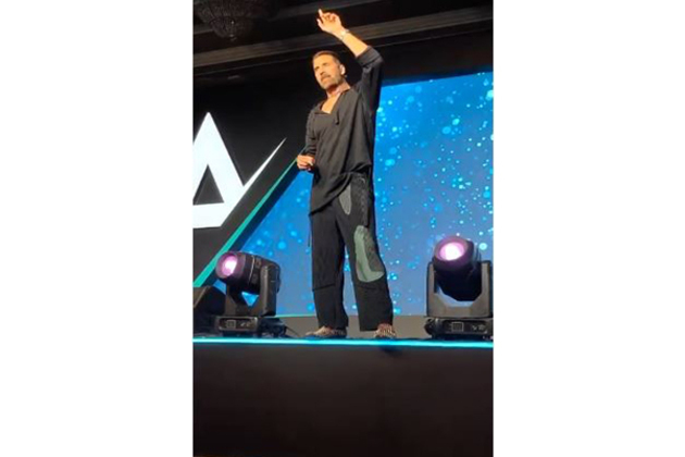 "Jai Mahakal wohi hai asli Khiladi," responds Akshay Kumar when fans chant 'Ek Khiladi Sab Pe Bhari'