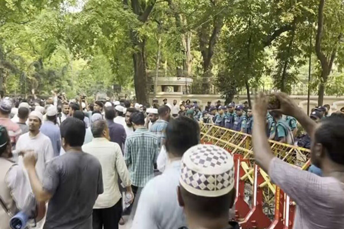 Protest held outside Bangladesh Chief Adviser's residence, demanding ban on Awami League