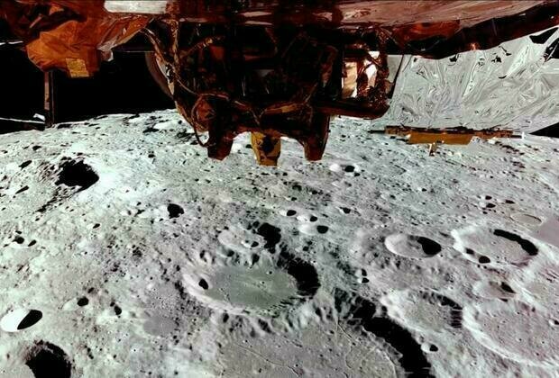 Private US spaceship hours from Moon landing attempt