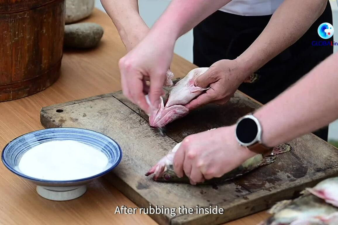 GLOBALink | Tasting China's intangible heritage with an Irish chef: A mandarin fish, a billion-yuan market