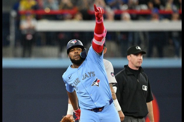Red Sox sink Jays with 3 runs in 10th
