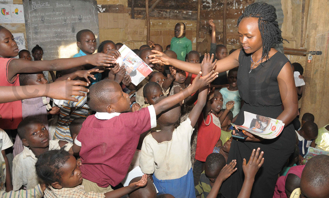 Slum children get Toto magazines Slum children get Toto magazines