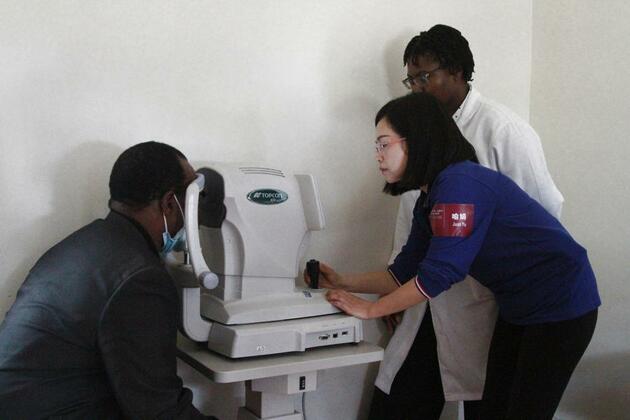 (Hello Africa) Zimbabwean cataract patients regain sight through "Bright Journey" program