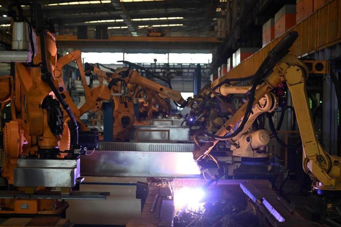 China's industrial output records faster expansion in Q1
