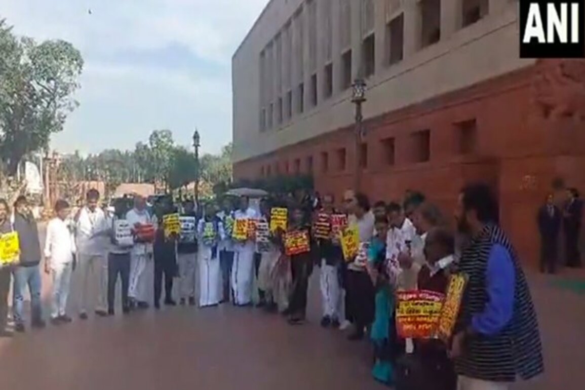 Opposition MPs from Tamil Nadu protest outside Parliament, demand repatriation of Indian fishermen from Sri Lanka
