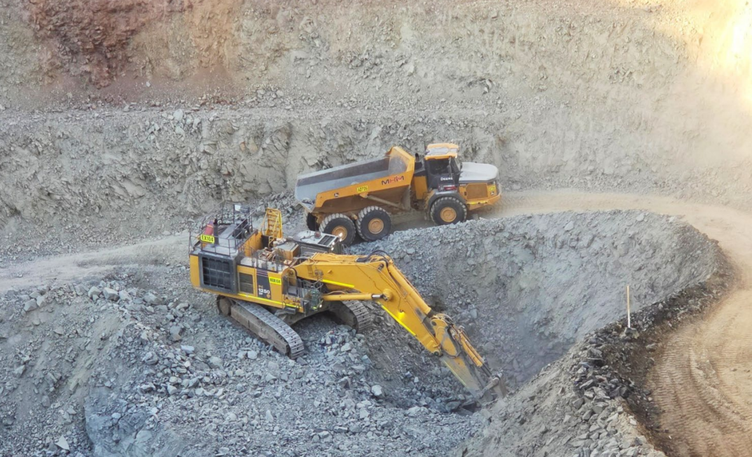 Mining at the Munda Starter Pit.
