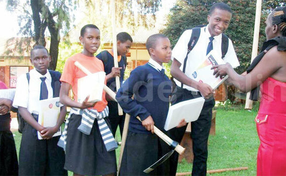 Abayizi nga bawaayo empapula n’enkumbi eri omusomesa. Abayizi nga bawaayo empapula n’enkumbi eri omusomesa.