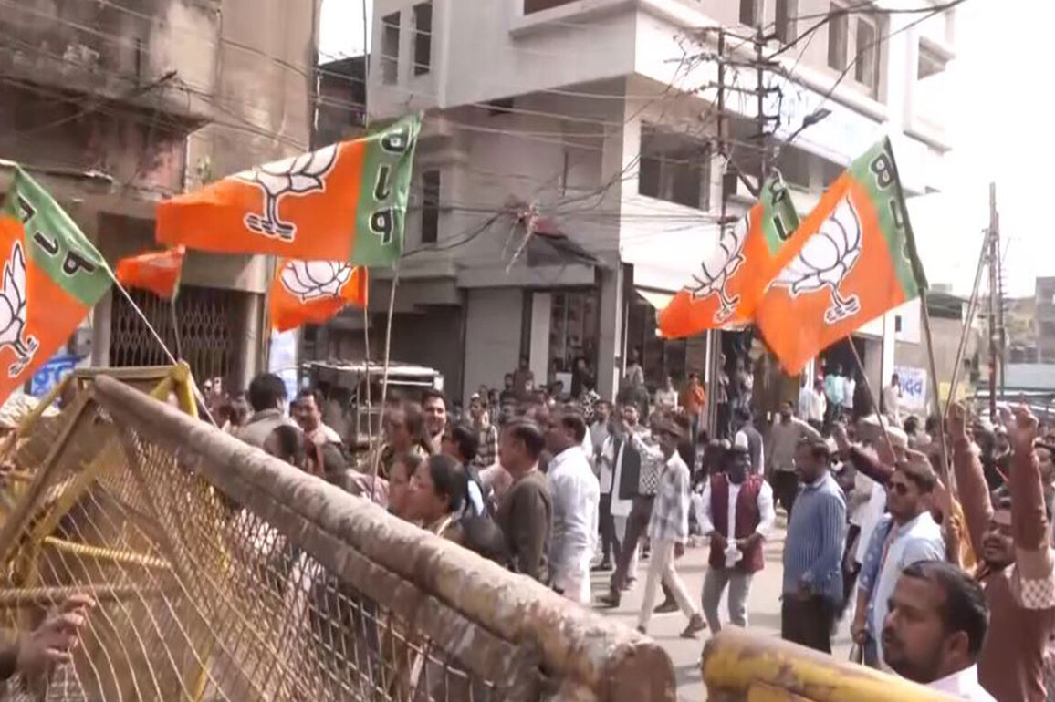 Congress, BJP workers clash in Indore over AI Summit protest