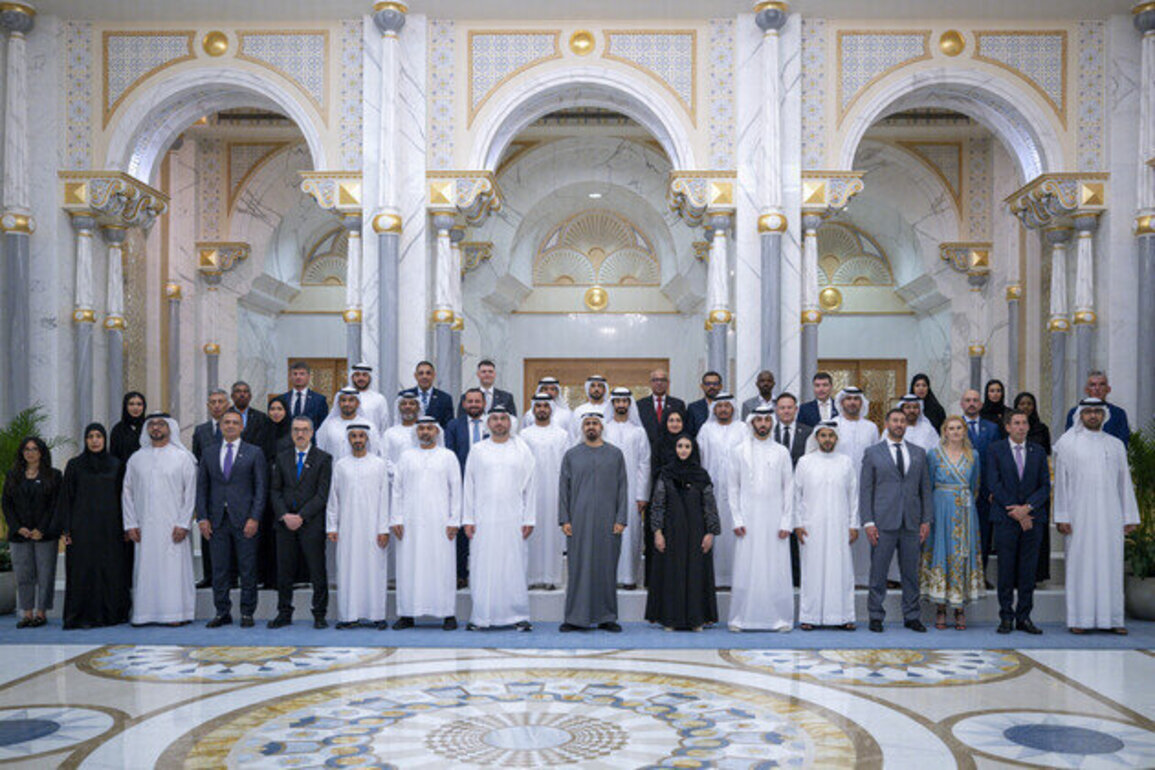 Theyab bin Mohamed bin Zayed meets with Etihad Rail employees, reviews company's latest projects, future plans
