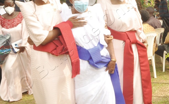 Christine Kisamba (wakati), mu kuziika bba Kisamba. Christine Kisamba (wakati), mu kuziika bba Kisamba.