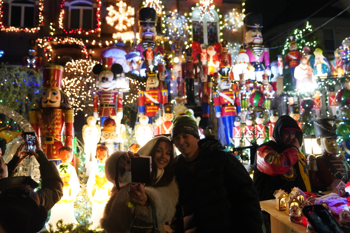 U.S.-NEW YORK-HOLIDAY LIGHT DECORATIONS