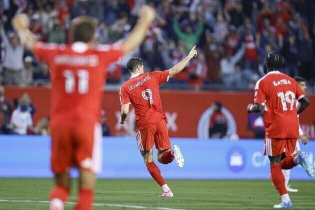 Fire star Robert Lewandowski scores twice to beat Charlotte