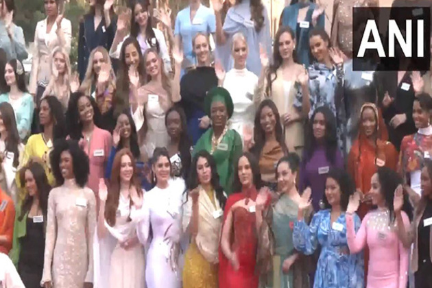 Miss World 2025: 109 contestants of beauty pageant visit Charminar in Hyderabad, pose for snaps