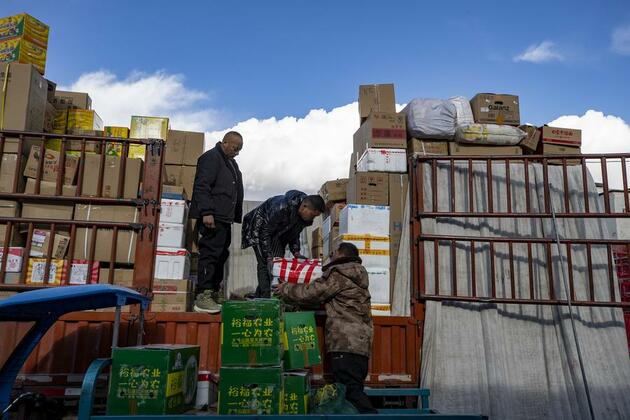 E-commerce giants expand free shipping, driving progress in western China