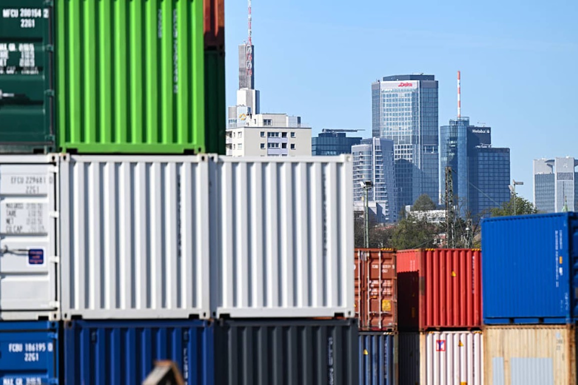 Euro zone economy expands by better-than-expected 0.4% in the first quarter