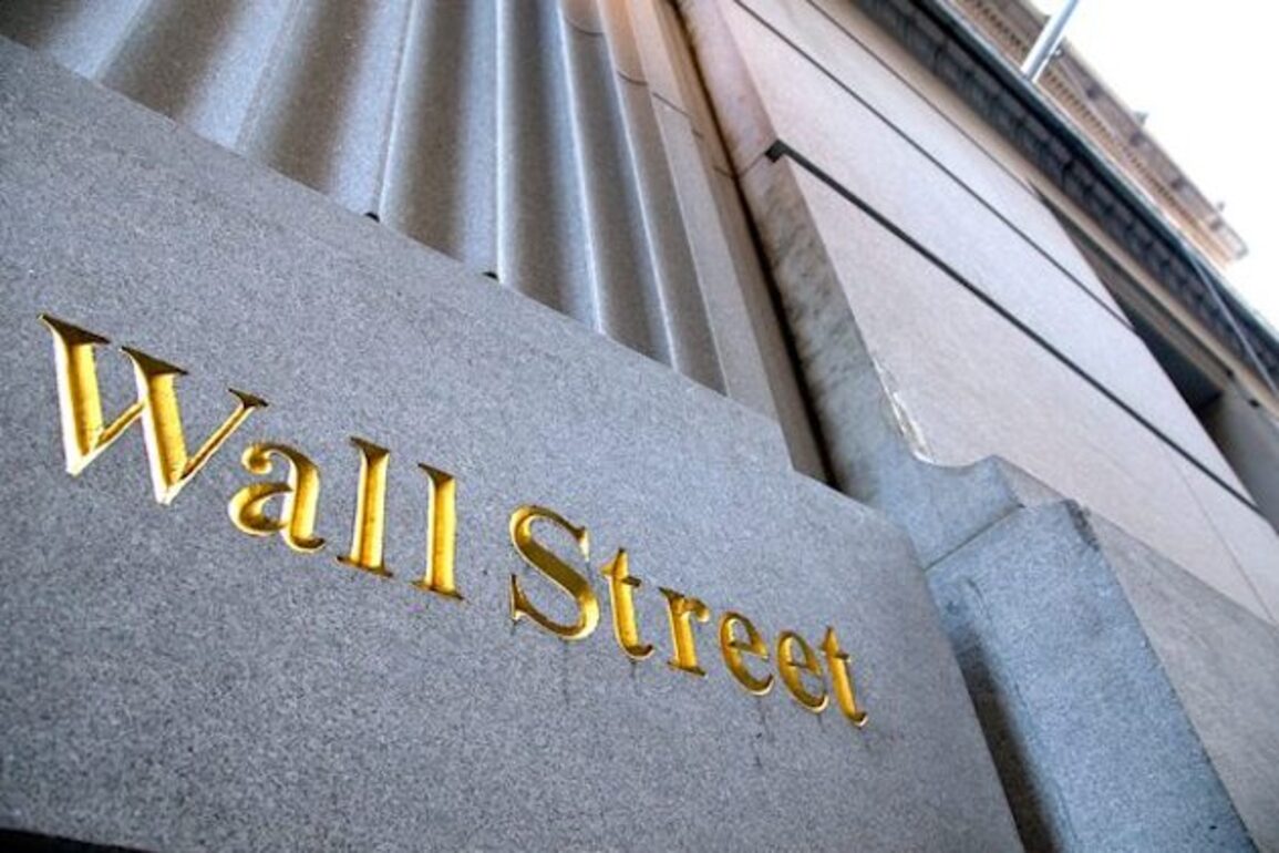 Wall Street at crossroads Monday, but techs still gain