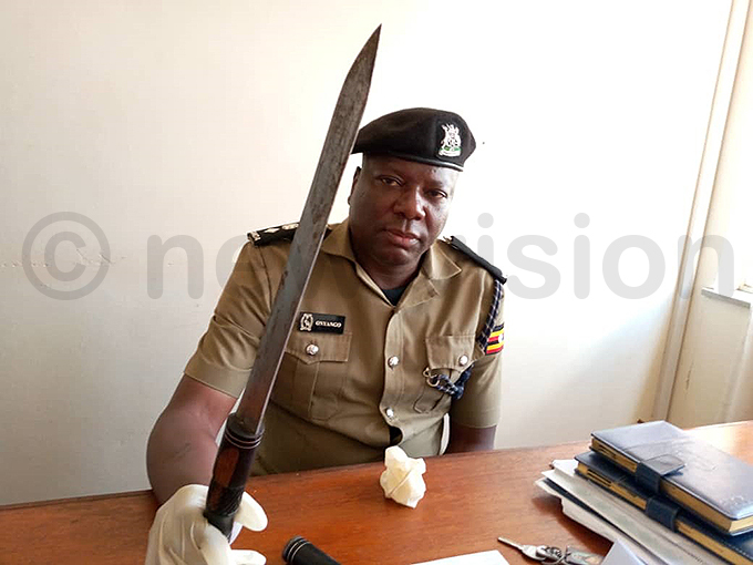 ampala etropolitan olice spokesperson atrick nyango displays the knife hoto by onsiano simbi