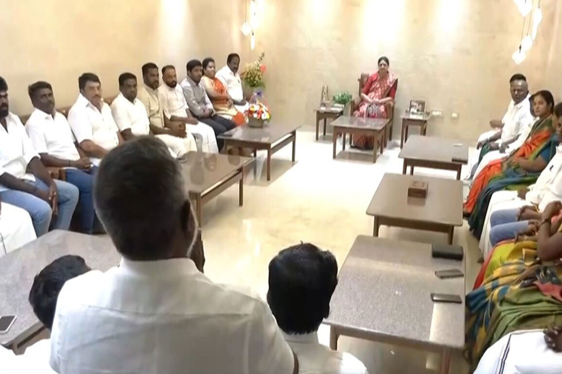 Expelled AIADMK leader Sasikala holds meeting with her supporters for Tamil Nadu polls