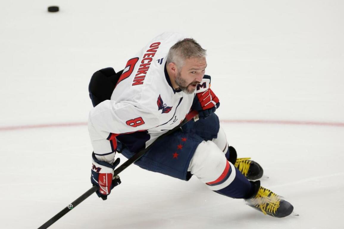 Alex Ovechkin breaks Wayne Gretzkys NHL career goals record by scoring his 895th