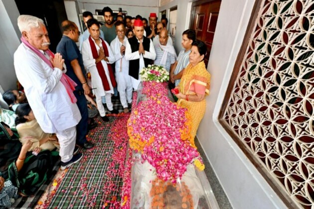 Akhilesh Yadav pays tribute to Samajwadi Party's founding member Chhote Singh Yadav