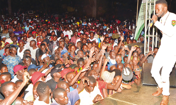 Bobi Wine ng’akuba emiziki e Busaabala. Bobi Wine ng’akuba emiziki e Busaabala.