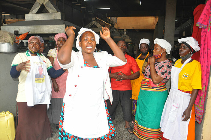 Omu ku bakyala eyakulembedde banne abafumba emmere mu katale k'e Wandegeya ng'alaajanira pulezidenti Museveni okuyingira mu nsonga ezibasoomooza mu katale.