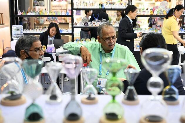 Livestreaming shop guides connect Chinese, Middle East markets at China's Canton Fair