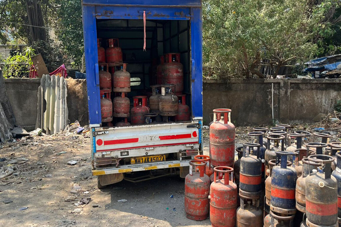 Mumbai: Food Distribution Department seizes over 100 LPG cylinders from black market sellers in Worli