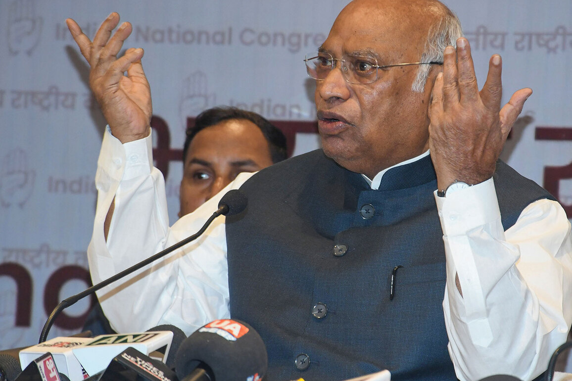 "Highly objectionable, dehumanising choice of words": ECI as it gives Kharge 24-hour ultimatum to clarify remarks on PM