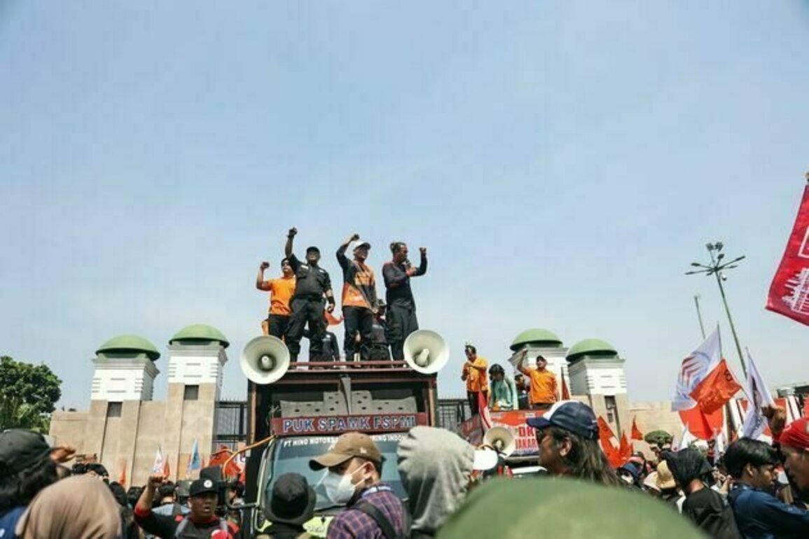 Mengapa rakyat pantas marah? Melihat protes sosial dari kacamata persoalan banjir di Indonesia