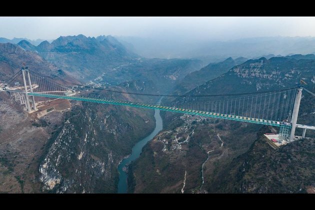 GLOBALink | China completes main structure of world&#039;s tallest bridge