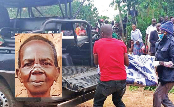 Poliisi ng’eteeka ekiwuduwudu ky’omulambo gwa Kadiidi (mu katono) ku kabangali yaayo. Poliisi ng’eteeka ekiwuduwudu ky’omulambo gwa Kadiidi (mu katono) ku kabangali yaayo.