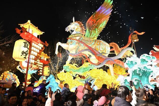 Traditional culture shines as festive travel surges during Spring Festival holiday