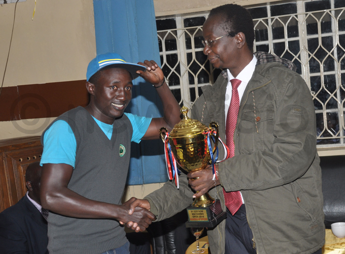 uhumuza left receives the runnersup trophy from  aptain nthony erali after the ayombo pen hoto by ichael subuga