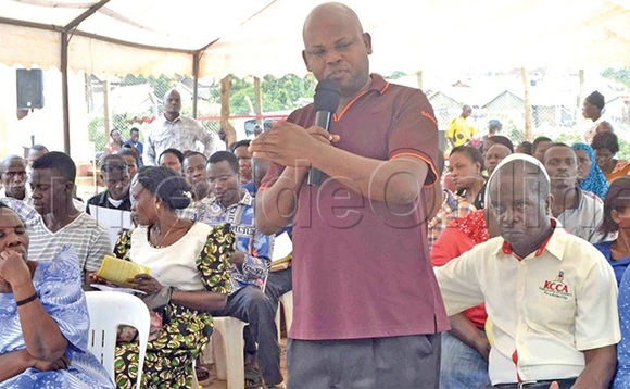 Joseph Kasasira omu ku bassentebe abeetabye mu musomo ogwategekeddwa KCCA ku musolo gw’amayumba ng’annyonnyola bye bayitamu. Joseph Kasasira omu ku bassentebe abeetabye mu musomo ogwategekeddwa KCCA ku musolo gw’amayumba ng’annyonnyola bye bayitamu.