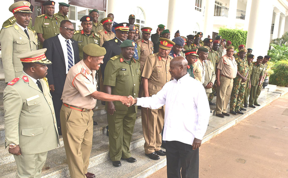 Museveni ng'abuuza ku b'amagye Museveni ng'abuuza ku b'amagye