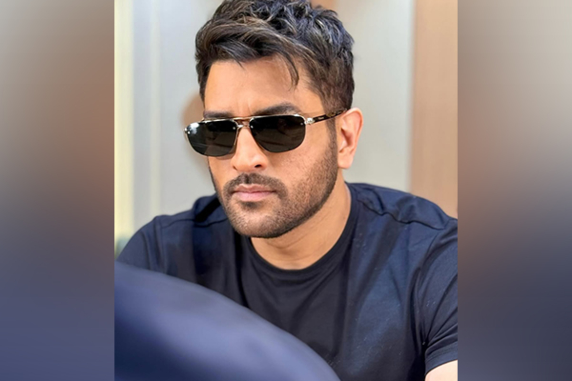 Captain Cool goes edgy! MS Dhoni's new hairstyle breaks the internet, fans call him "king"