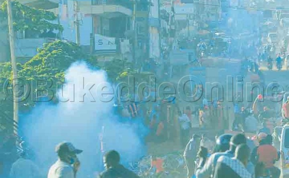 Ekibuga ky’e Mukono nga kikwatiridde ttiyaggaasi. Ekibuga ky’e Mukono nga kikwatiridde ttiyaggaasi.