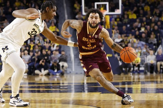 Oregon hoops lands CMU transfer Jesse Zarzuela
