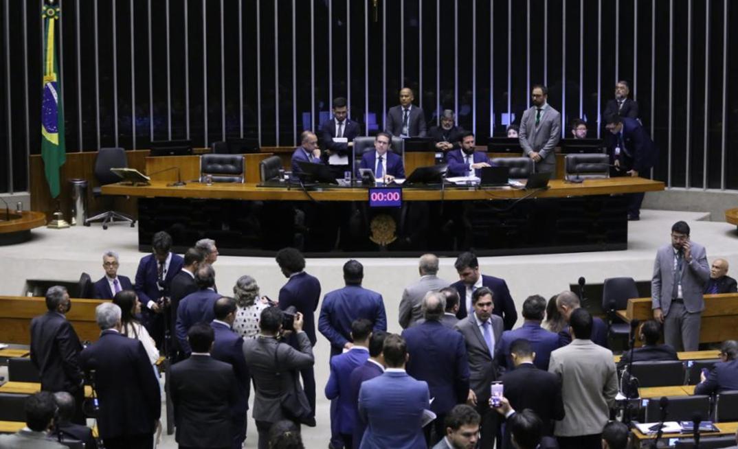 Sessão da Câmara em que foi aprovado novo marco do licenciamento ambiental deputados