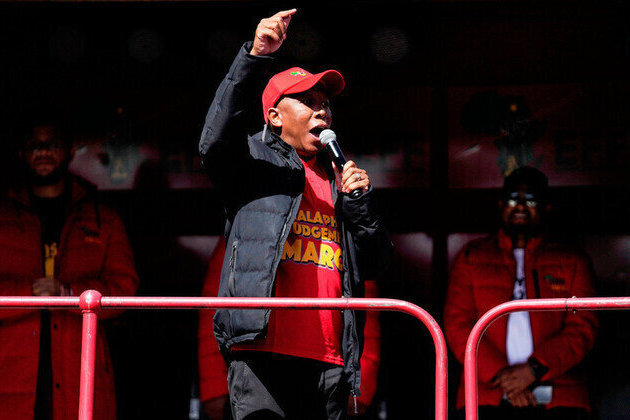 South African opposition leader defends migrants