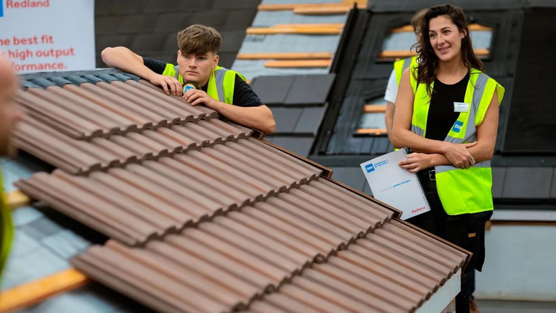 Roofing apprentices demonstrate resilience against mental and physical pressure at work
