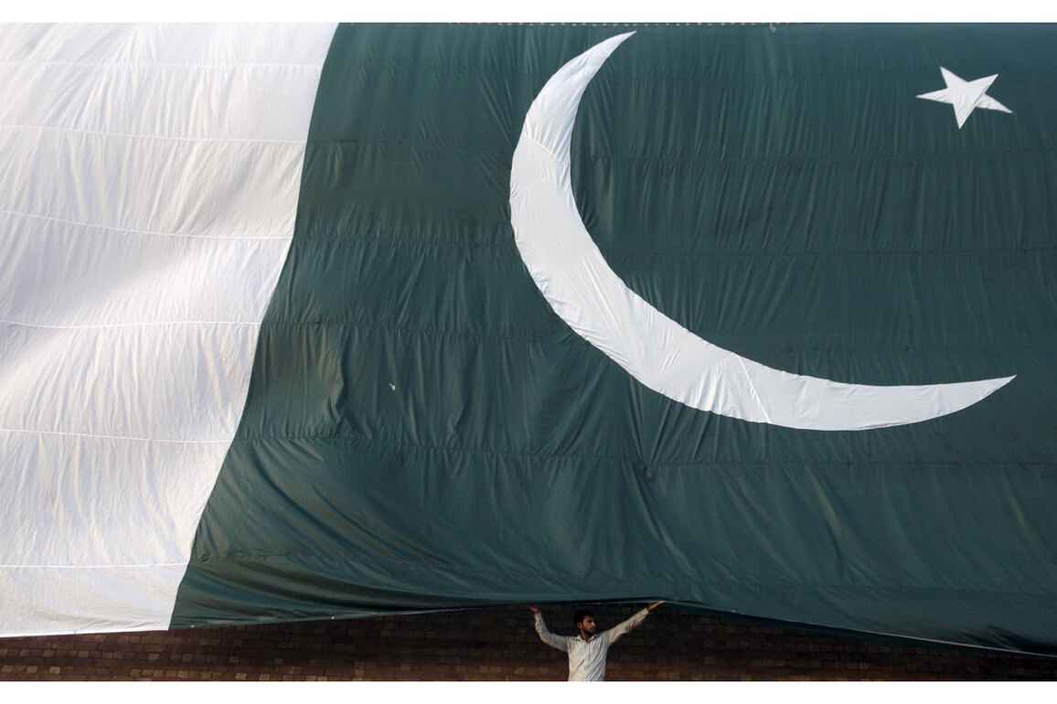 Pakistan: Three killed as massive fire engulfs Gul Plaza Mall in Karachi