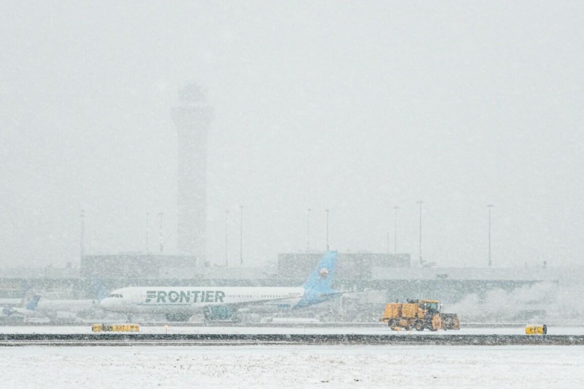 More than 1,300 DIA flights delayed, canceled by snow