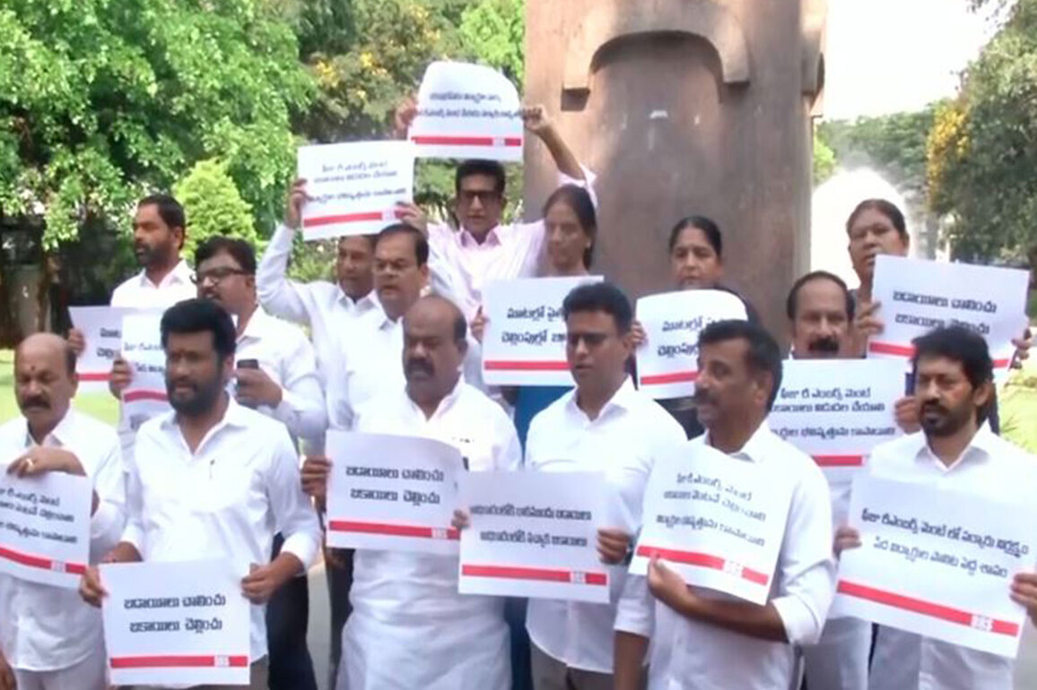 BRS leaders protest in Hyderabad over pending fee reimbursements for students