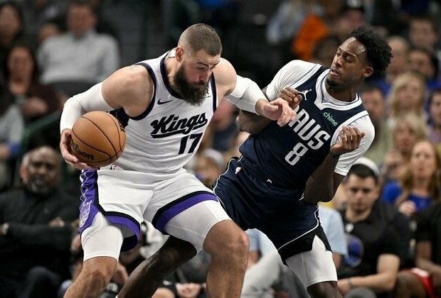 Kings roll past Mavs after Kyrie Irving (knee) leaves