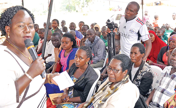 Omubaka Mary Babirye Kabanda ng’ayogera eri abazadde b’abaana be baawadde bbasale. Omubaka Mary Babirye Kabanda ng’ayogera eri abazadde b’abaana be baawadde bbasale.