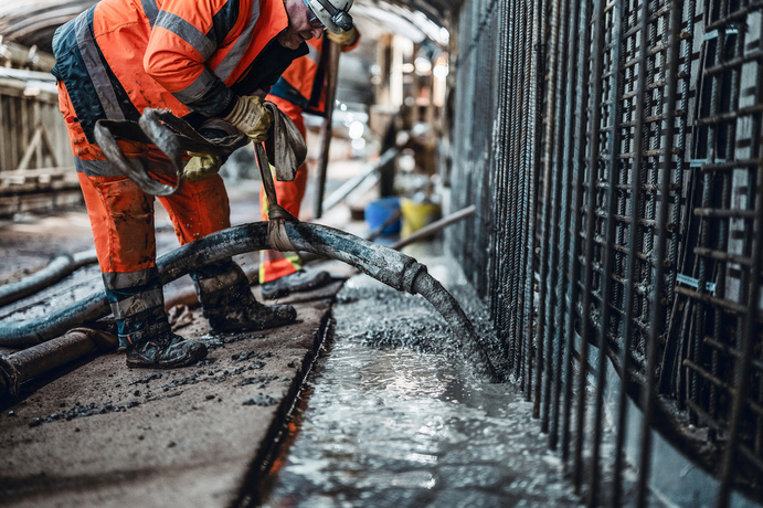 To stabilise the tunnel structure, which the Holzminde river flows through below the L550 highway, a reinforced inner shell was constructed using in-situ concrete and shotcrete