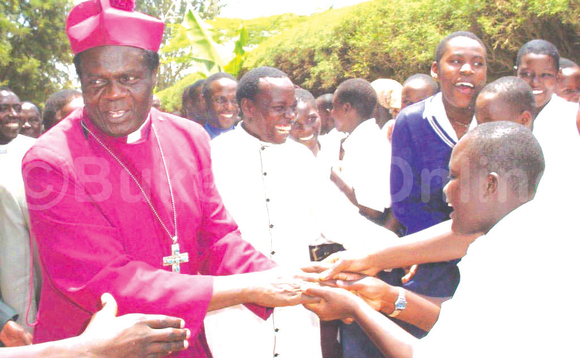 Nkoyoyo ng’ayanirizibwa abayizi b’ekkanisa ya Uganda eya Kijjabwemi e Masaka nga October 23, 2003. Nkoyoyo ng’ayanirizibwa abayizi b’ekkanisa ya Uganda eya Kijjabwemi e Masaka nga October 23, 2003.
